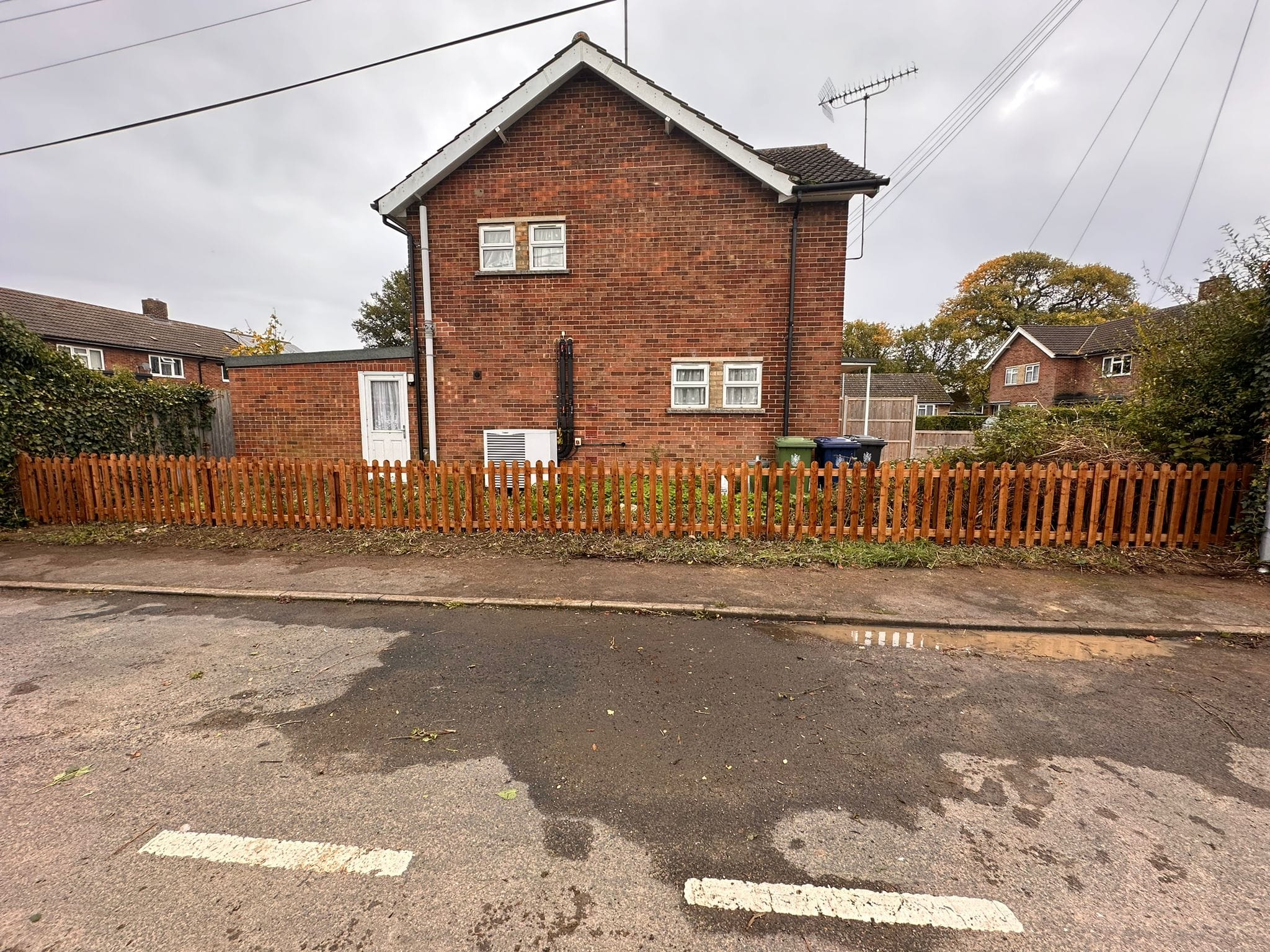 3ft Round Top Picket Fence Panel (1800 x 900mm) Brown- - Image 2